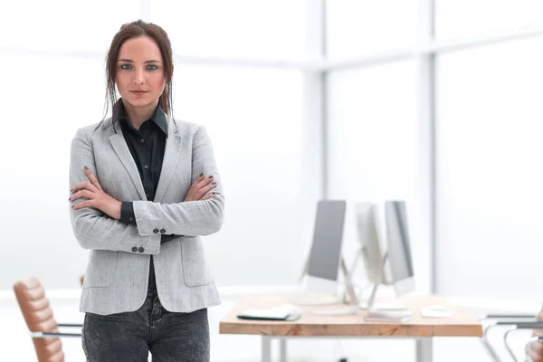 Jonge zakenvrouw staan in een nieuw leeg kantoor — Stockfoto