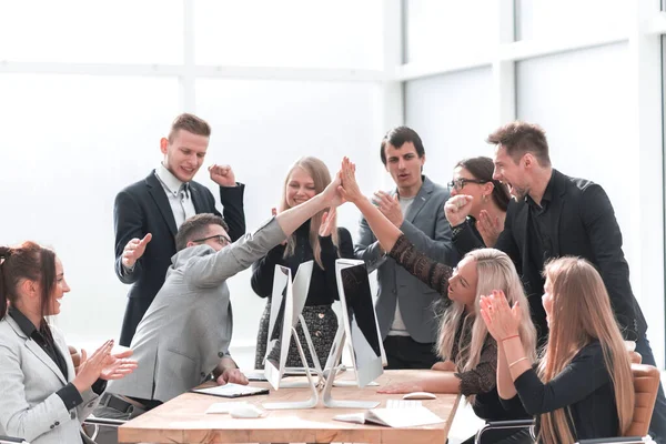 Щаслива ділова команда з жестом показуючи свій успіх — стокове фото