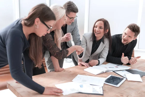 Colegas felices discutiendo una nueva estrategia financiera — Foto de Stock