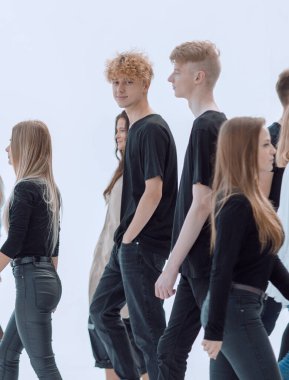 Tesadüfen geçen genç insanlar.