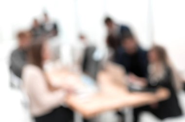 Ofiste çalışan bir grup çalışanın bulanık görüntüsü.
