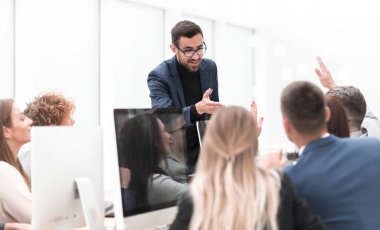 Proje Yöneticisi ofis toplantısı sırasında sorular sorar.