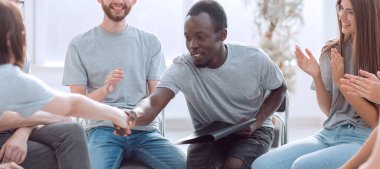 Gençler birbirlerini arkadaşlarının alkışlarıyla selamlıyorlar..