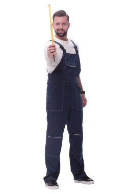 İnşaat mezurası olan bir adam. beyaz üzerine izole