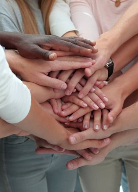 Kapat. Birliklerini gösteren çeşitli gençler.