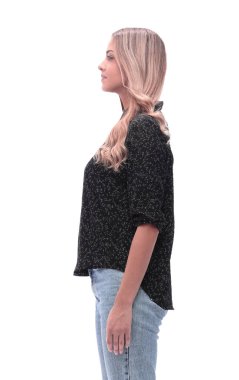 Yan görünüş. Kot pantolon ve siyah bluz giyen modern genç kadın.