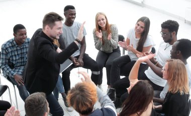 Atölye katılımcıları birbirlerine beşlik çakıyor.