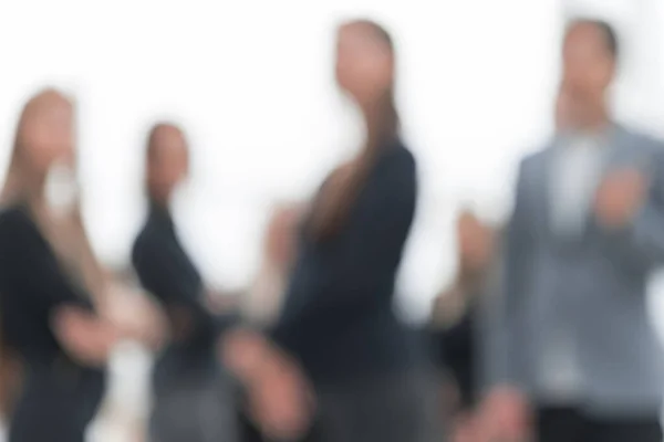 Gruppe junger Kollegen spricht im Stehen im Büro — Stockfoto