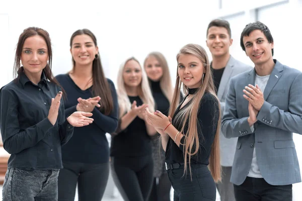 Fecha. grupo de funcionários felizes aplaudindo juntos — Fotografia de Stock