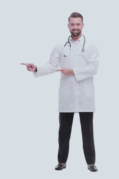 En pleno crecimiento. médico terapeuta sonriente apuntando al espacio de copia —  Fotos de Stock