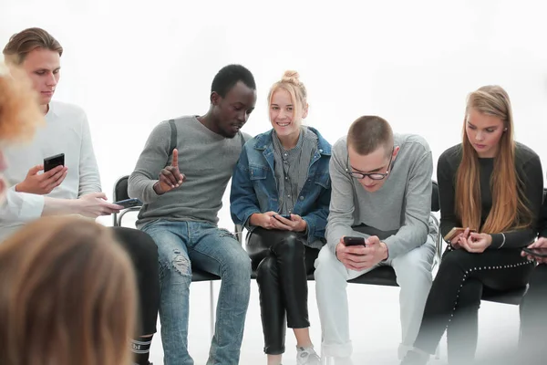 Nahaufnahme. Gelegenheitsjunge Leute mit ihren Smartphones — Stockfoto