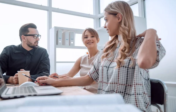 Equipo empresarial discutiendo el nuevo proyecto en la reunión — Foto de Stock