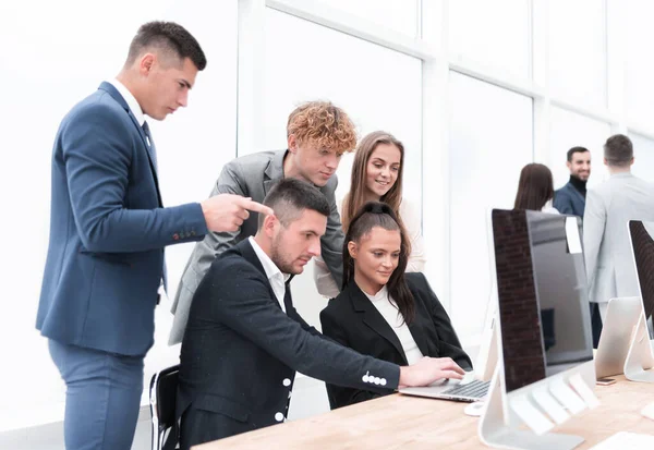 Grupp av anställda läsa information på en datorskärm — Stockfoto