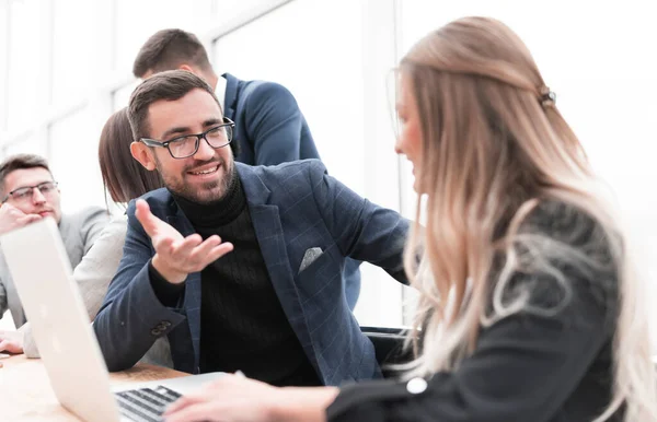 Colegas de negócios discutindo novas ideias sentados à mesa do escritório — Fotografia de Stock