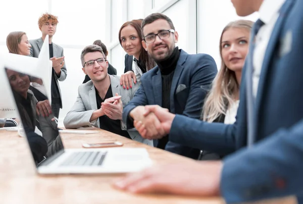 Socios de negocios estrechando la mano en la oficina Escritorio — Foto de Stock