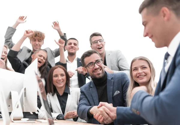 Animando al equipo empresarial aplaudiendo a los nuevos socios comerciales — Foto de Stock