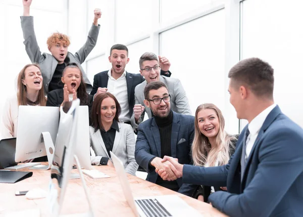 Jubelnde Geschäftsleute applaudieren neuen Geschäftspartnern — Stockfoto