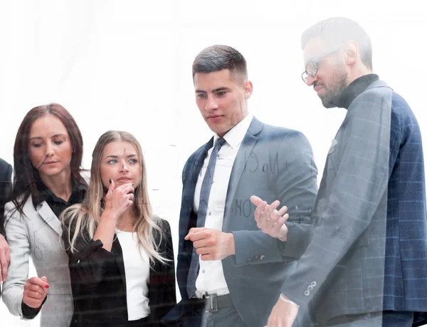 Capo mostra le note del team di lavoro su una tavola di vetro — Foto Stock