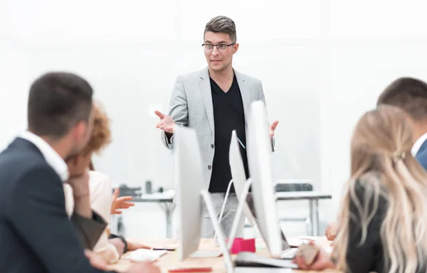 Project Manager makes a report at an office meeting — Stock Photo, Image