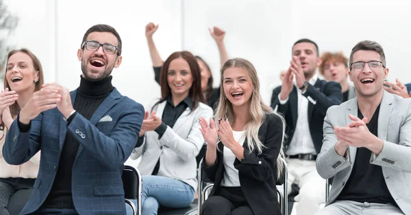 Grupp glada medarbetare applåderar i konferensrummet — Stockfoto