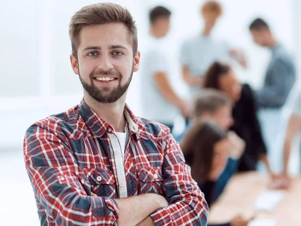 Jovem sorridente de pé em um escritório moderno — Fotografia de Stock