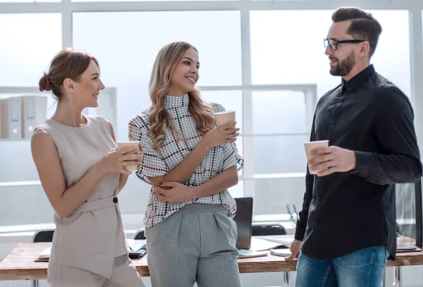 Equipo de negocios discutiendo algo de pie en la oficina — Foto de Stock