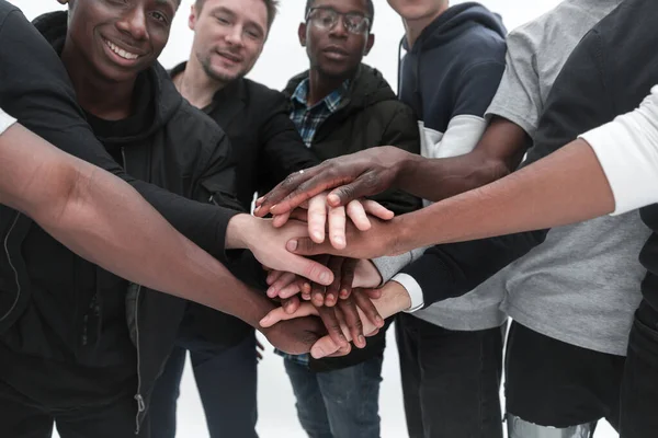 Grupa różnorodnych młodych ludzi ukazujących swoją jedność — Zdjęcie stockowe