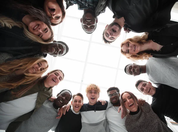 På nära håll. grupp glada ungdomar som står i en cirkel — Stockfoto