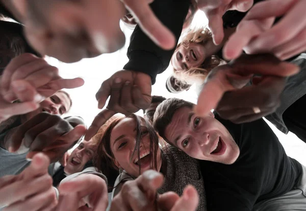 Nahaufnahme. Gruppe glücklicher junger Menschen . — Stockfoto