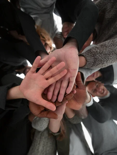 Vista inferior. grupo de jóvenes felices haciendo una torre de sus manos . —  Fotos de Stock