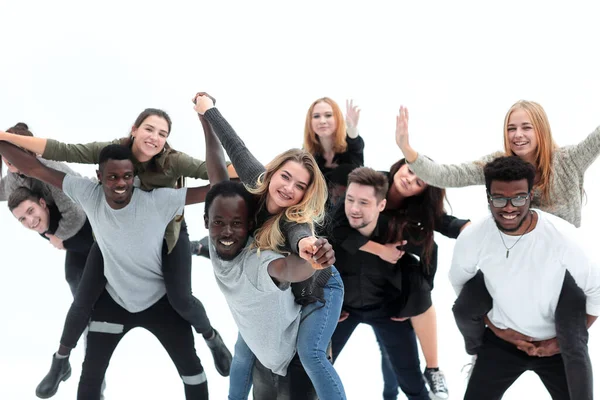 Gruppe unterschiedlicher lebenslustiger junger Menschen steht zusammen — Stockfoto