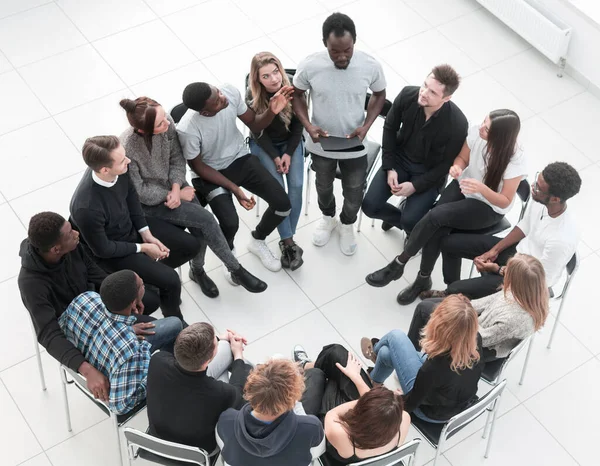 Група молодих людей обговорюють свої проблеми на мережевому семінарі — стокове фото