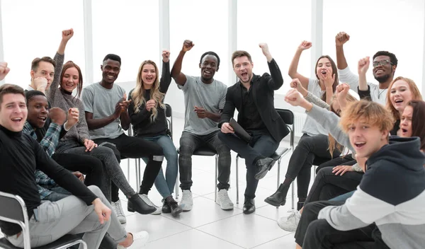 Groupe de jeunes gens joyeux regardant la caméra — Photo