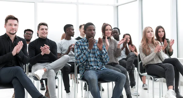 Grupo de jóvenes aplaudiendo en un seminario empresarial. —  Fotos de Stock