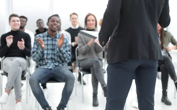 De près. orateur debout devant un public enthousiaste — Photo