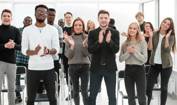 Gruppe unterschiedlicher junger Leute applaudiert gemeinsam. — Stockfoto