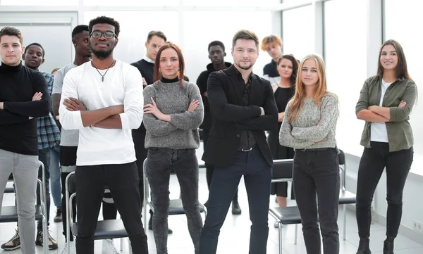 Група впевнених молодих людей, що стоять у конференц-залі — стокове фото