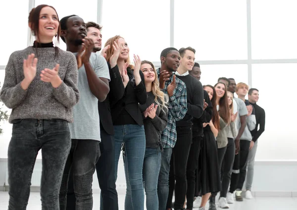 Grupp av olika ungdomar applåderar stående i rad — Stockfoto