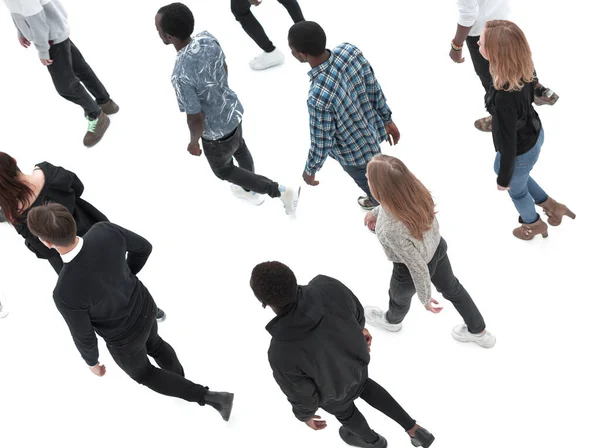 Groep diverse jongeren die in dezelfde richting lopen — Stockfoto