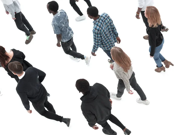 Grupo de jovens diversos caminhando na mesma direção — Fotografia de Stock