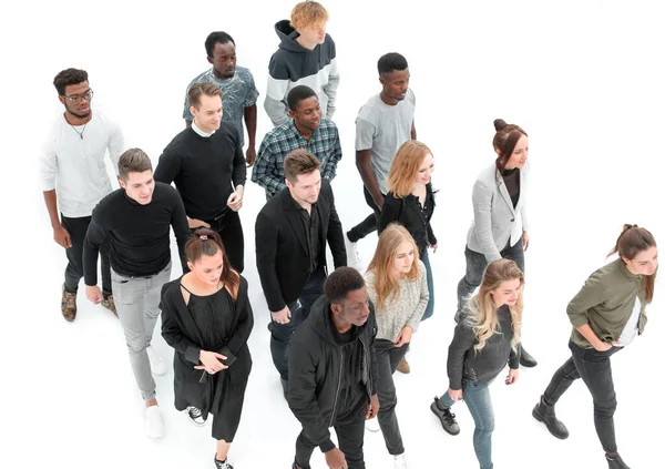 Gruppe unterschiedlicher junger Leute geht gemeinsam spazieren — Stockfoto