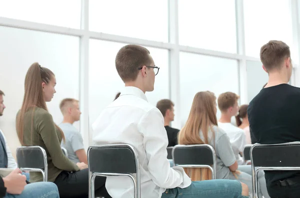 Vista trasera. un grupo de jóvenes oyentes atentos sentados en una sala de conferencias . —  Fotos de Stock