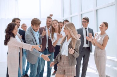 Meslektaşlarını tebrik eden bir grup genç.