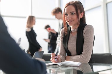 Mali Direktör resmi evrakları imzalamaya hazır.