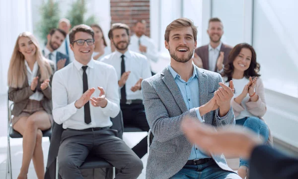 Sorridenti ascoltatori di seminari aziendali applaudono l'oratore — Foto Stock