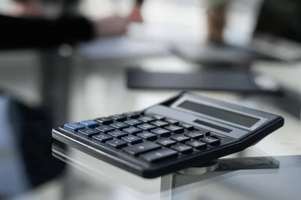 Zwarte digitale rekenmachine in kantoor. op tafel — Stockfoto