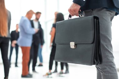 İş adamı portföyü ofiste.