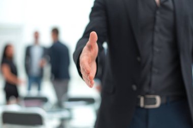 Genç adam ofise hoş geldin diyor.