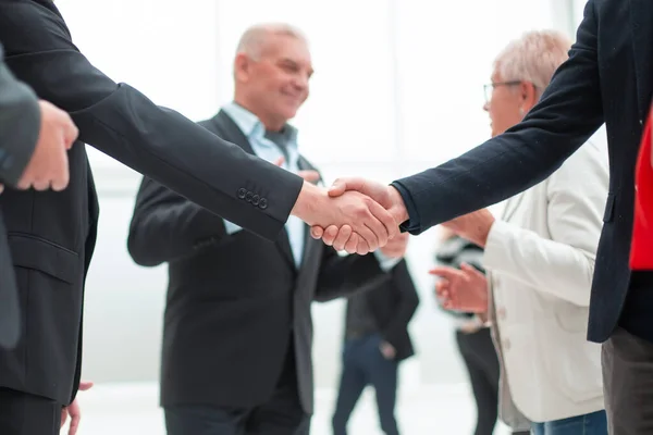 Zakenmensen die handdruk maken in een kantoor. — Stockfoto