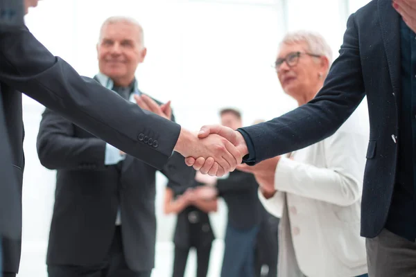 Zakenmensen die handdruk maken in een kantoor. — Stockfoto